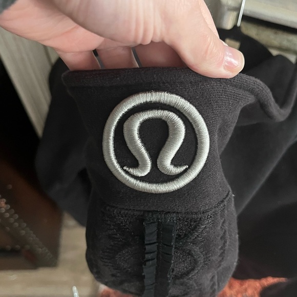 SCUBA HOODIE Lululemon *Lux Ruffle Black* SIZE 6
Limited Edition Hiver 2013 - Picture 2 of 13